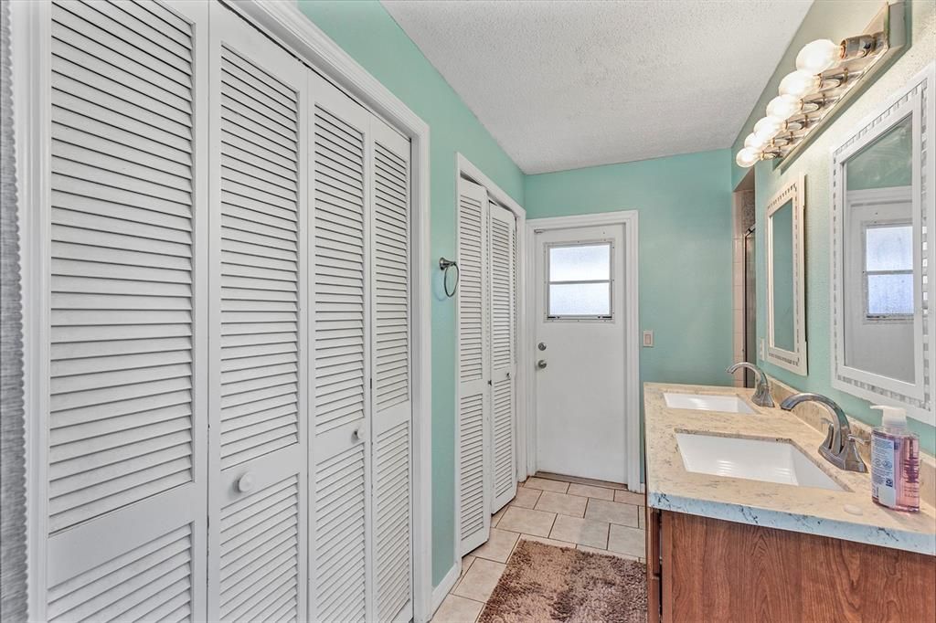 Activo con contrato: $389,900 (4 camas, 2 baños, 1636 Pies cuadrados)