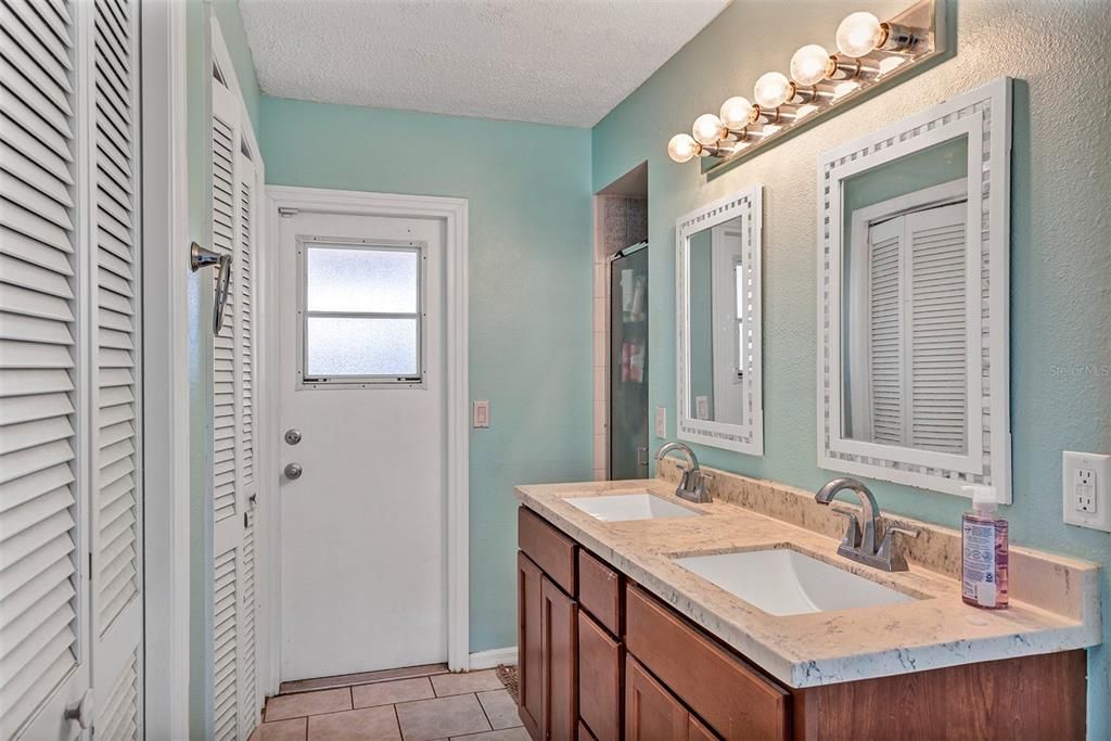 Activo con contrato: $389,900 (4 camas, 2 baños, 1636 Pies cuadrados)