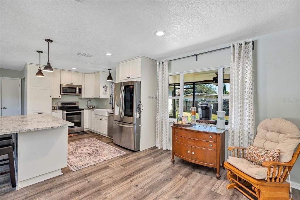 Activo con contrato: $389,900 (4 camas, 2 baños, 1636 Pies cuadrados)