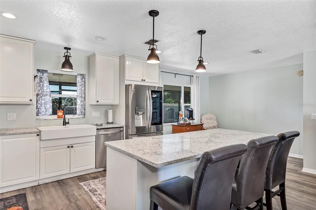 Activo con contrato: $389,900 (4 camas, 2 baños, 1636 Pies cuadrados)