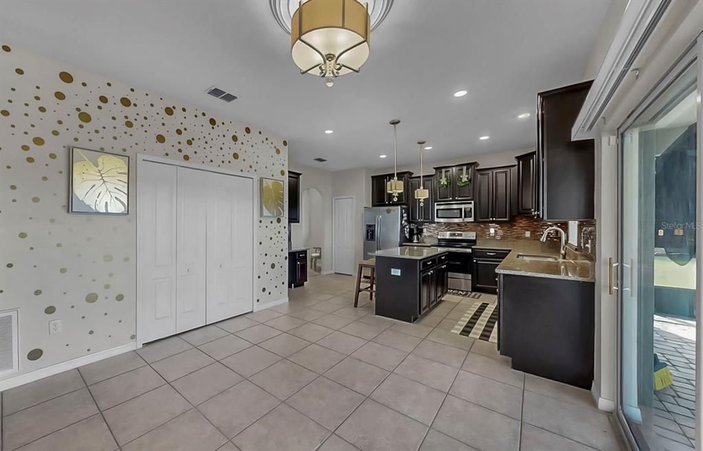 На продажу: $625,000 (5 спален, 3 ванн, 3711 Квадратных фут)