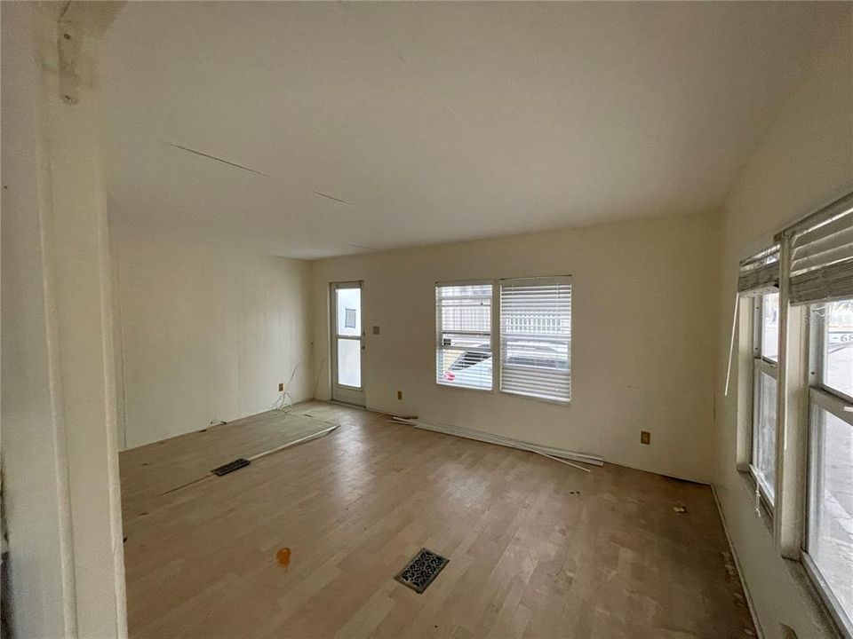 For Sale: $100,000 (2 beds, 1 baths, 736 Square Feet)