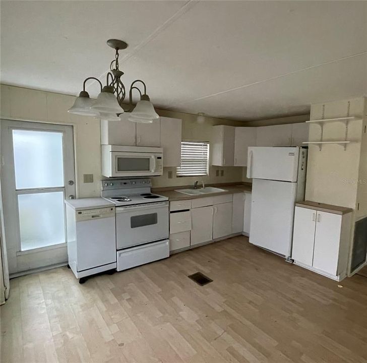For Sale: $100,000 (2 beds, 1 baths, 736 Square Feet)
