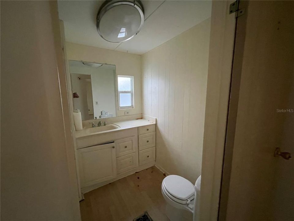 For Sale: $100,000 (2 beds, 1 baths, 736 Square Feet)