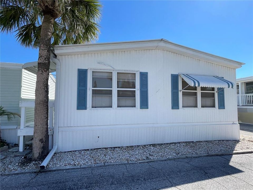 For Sale: $100,000 (2 beds, 1 baths, 736 Square Feet)