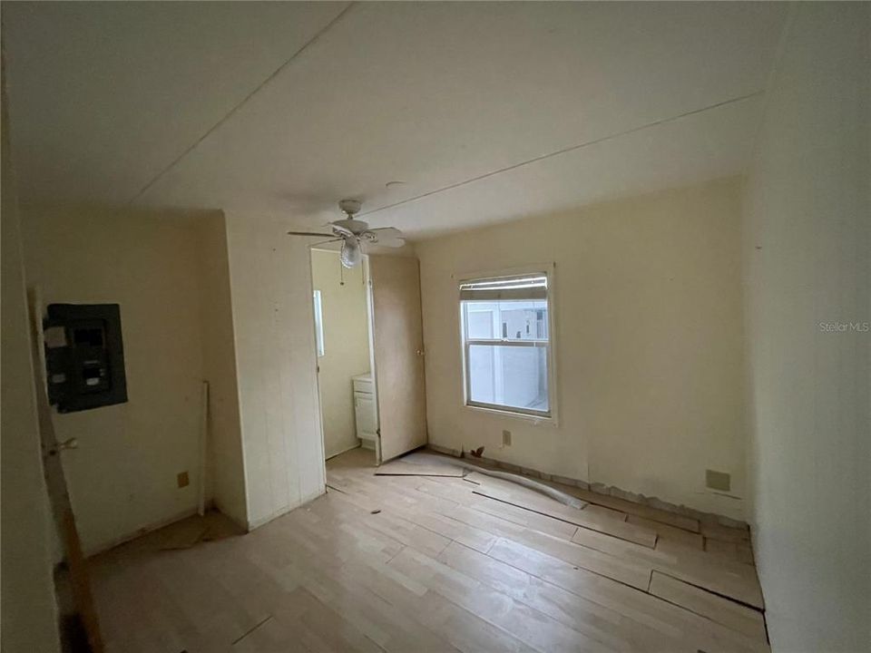 For Sale: $100,000 (2 beds, 1 baths, 736 Square Feet)