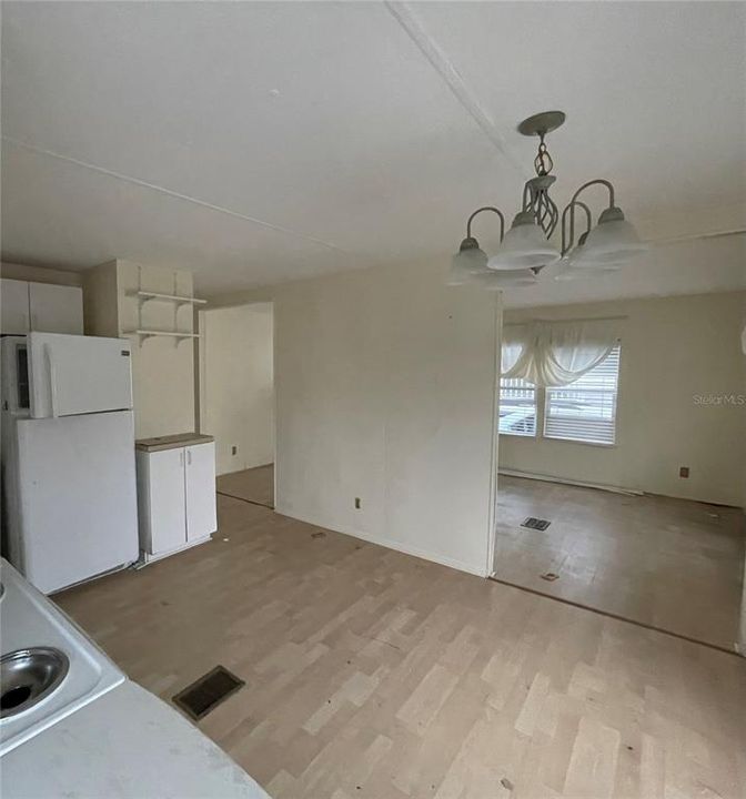 For Sale: $100,000 (2 beds, 1 baths, 736 Square Feet)