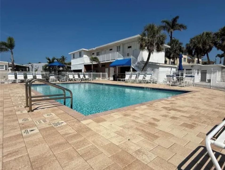 For Sale: $100,000 (2 beds, 1 baths, 736 Square Feet)