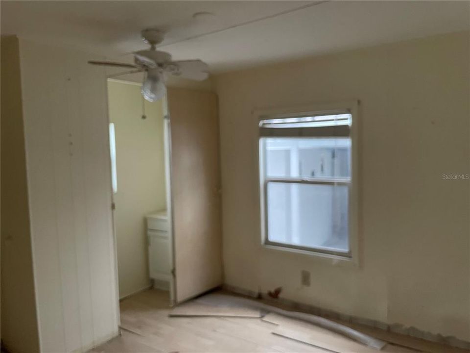 For Sale: $100,000 (2 beds, 1 baths, 736 Square Feet)