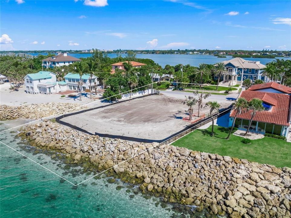 На продажу: $3,200,000 (0.39 acres)