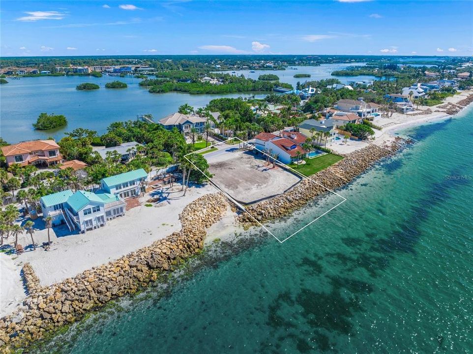 На продажу: $3,200,000 (0.39 acres)