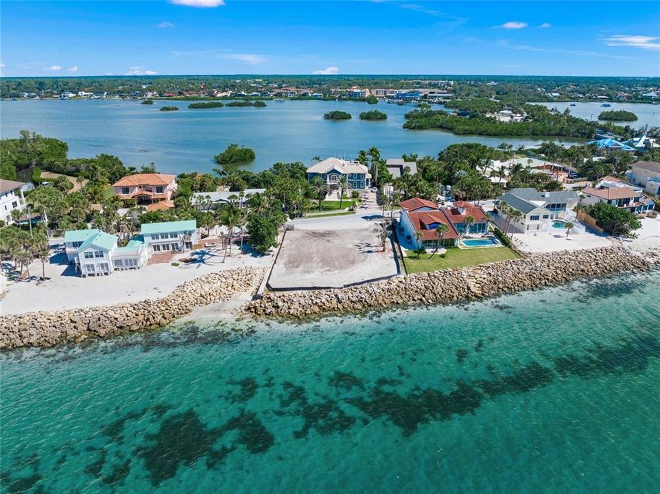 На продажу: $3,200,000 (0.39 acres)