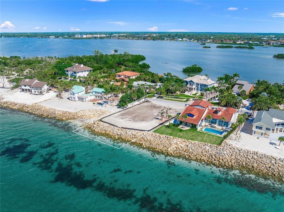 На продажу: $3,200,000 (0.39 acres)