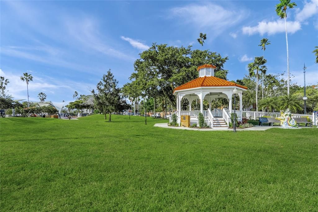 На продажу: $3,200,000 (0.39 acres)