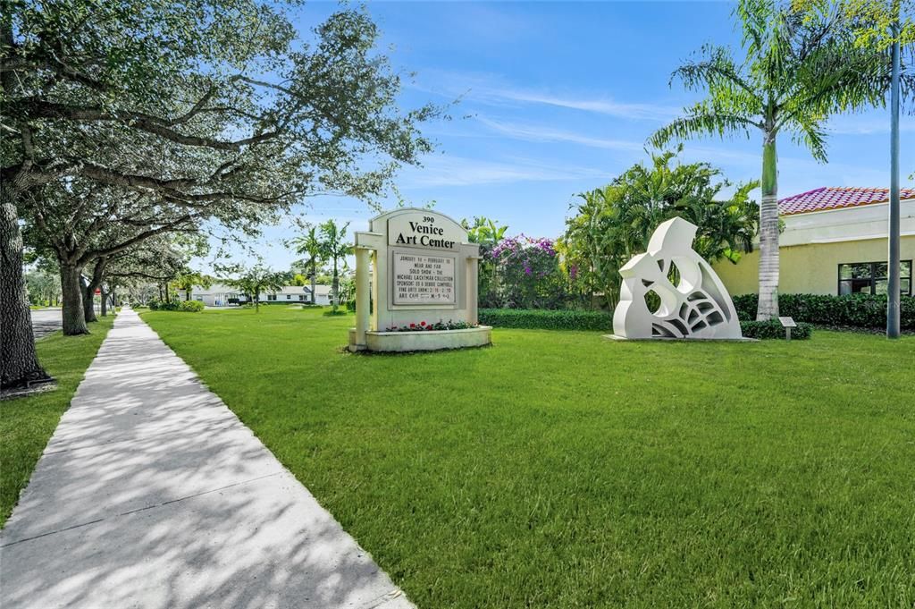 На продажу: $3,200,000 (0.39 acres)