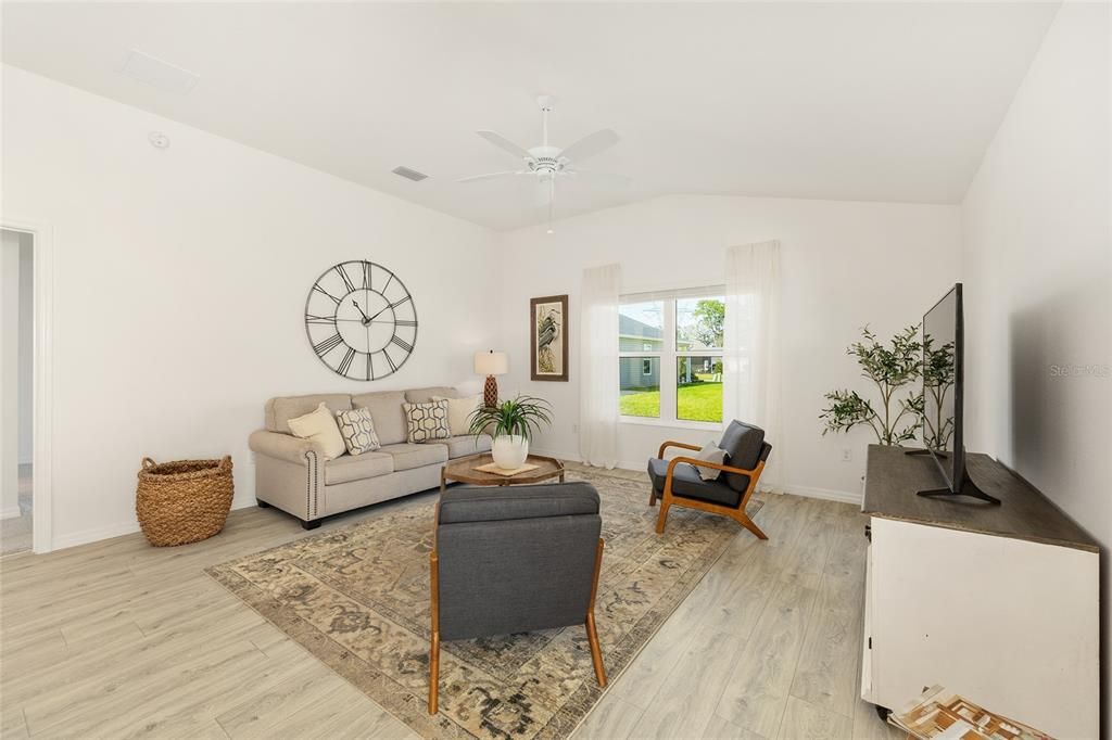 For Sale: $325,000 (2 beds, 2 baths, 1295 Square Feet)