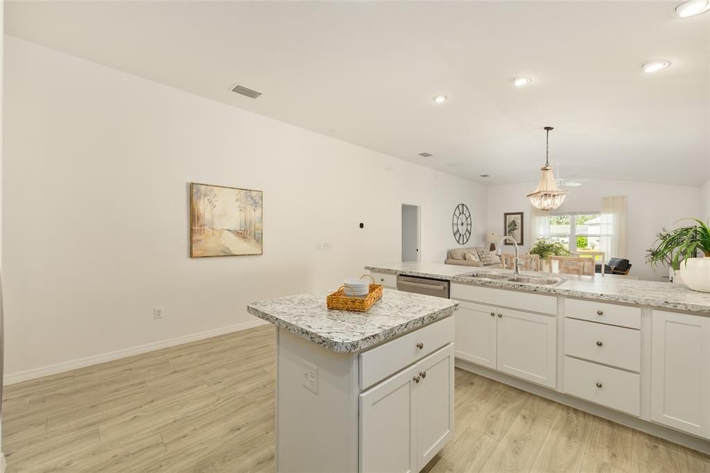 For Sale: $325,000 (2 beds, 2 baths, 1295 Square Feet)