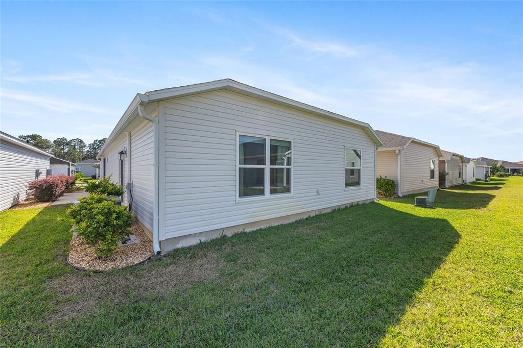 For Sale: $325,000 (2 beds, 2 baths, 1295 Square Feet)