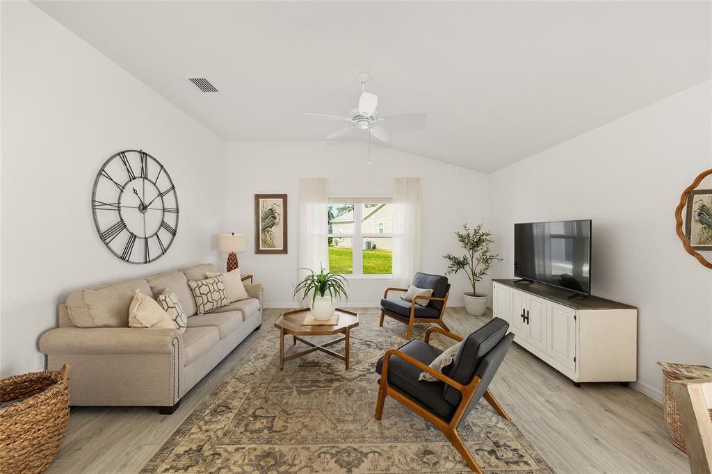 For Sale: $325,000 (2 beds, 2 baths, 1295 Square Feet)