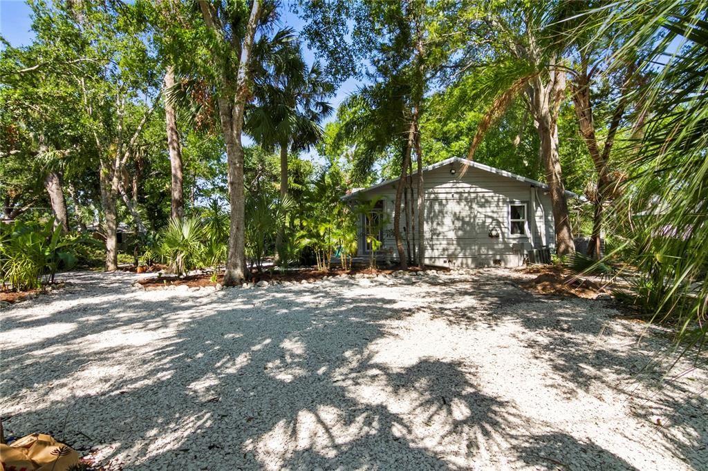 For Sale: $387,000 (2 beds, 2 baths, 999 Square Feet)