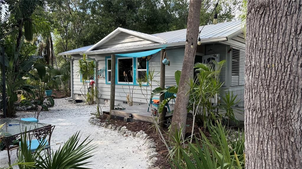 For Sale: $387,000 (2 beds, 2 baths, 999 Square Feet)