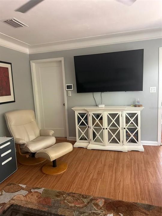 For Sale: $387,000 (2 beds, 2 baths, 999 Square Feet)