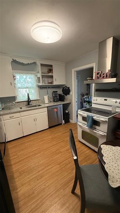 For Sale: $387,000 (2 beds, 2 baths, 999 Square Feet)