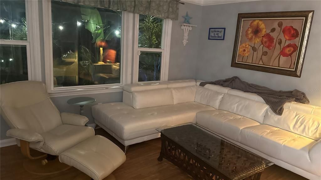 For Sale: $387,000 (2 beds, 2 baths, 999 Square Feet)