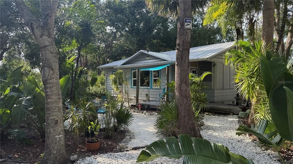 For Sale: $387,000 (2 beds, 2 baths, 999 Square Feet)