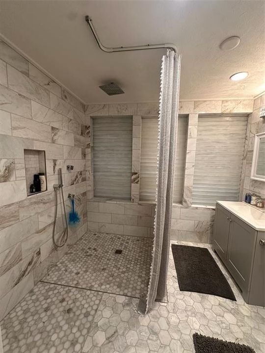 For Sale: $387,000 (2 beds, 2 baths, 999 Square Feet)