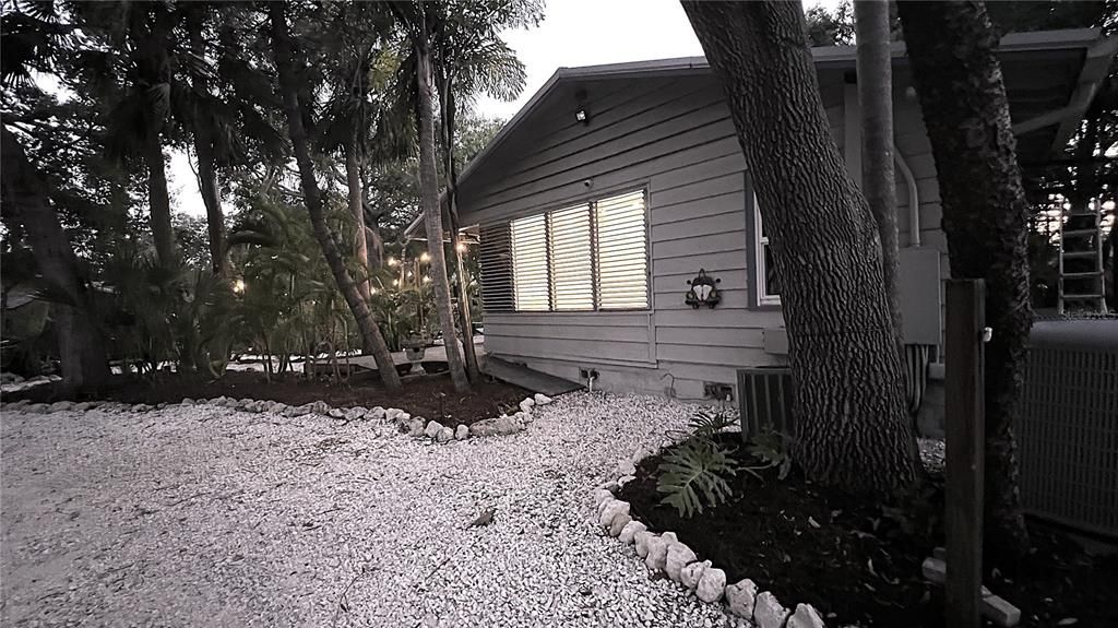 For Sale: $387,000 (2 beds, 2 baths, 999 Square Feet)