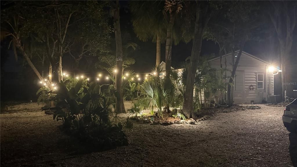 For Sale: $387,000 (2 beds, 2 baths, 999 Square Feet)