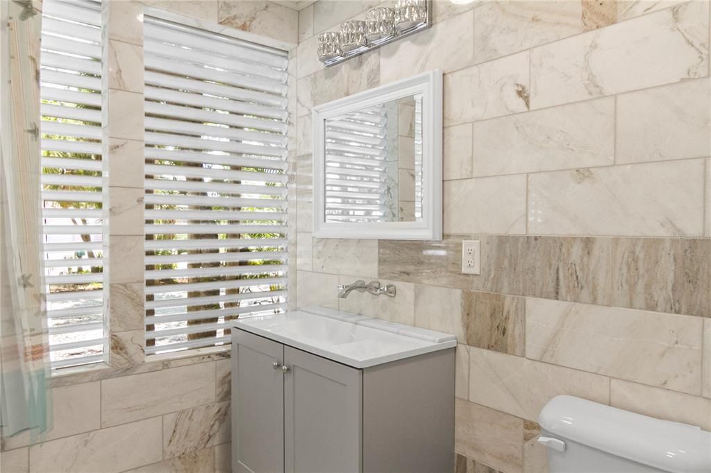 For Sale: $387,000 (2 beds, 2 baths, 999 Square Feet)