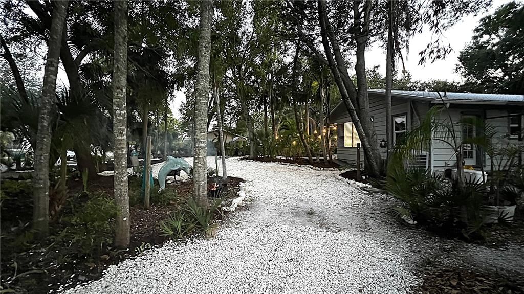 For Sale: $387,000 (2 beds, 2 baths, 999 Square Feet)