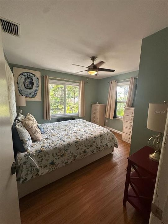 For Sale: $387,000 (2 beds, 2 baths, 999 Square Feet)