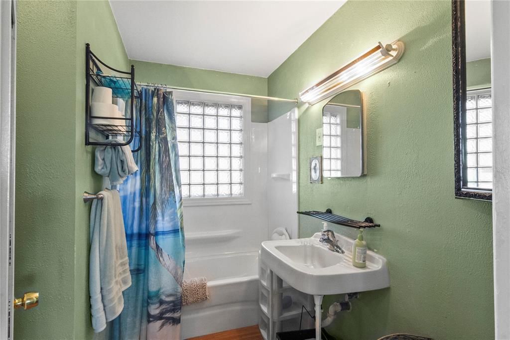 For Sale: $387,000 (2 beds, 2 baths, 999 Square Feet)