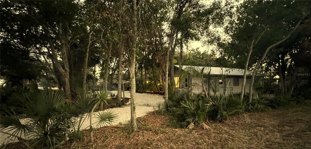 For Sale: $387,000 (2 beds, 2 baths, 999 Square Feet)