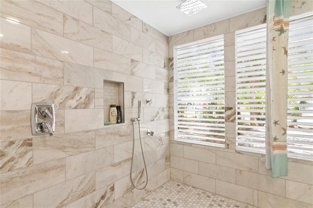 For Sale: $387,000 (2 beds, 2 baths, 999 Square Feet)