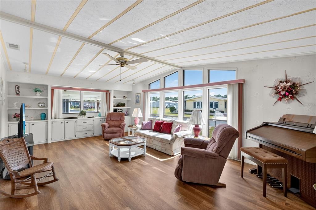 待售: $188,888 (2 贝兹, 2 浴室, 1296 平方英尺)