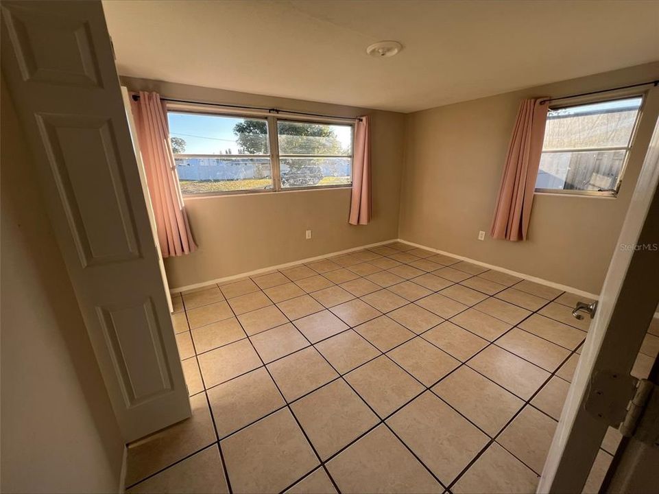 For Rent: $1,600 (3 beds, 1 baths, 1003 Square Feet)
