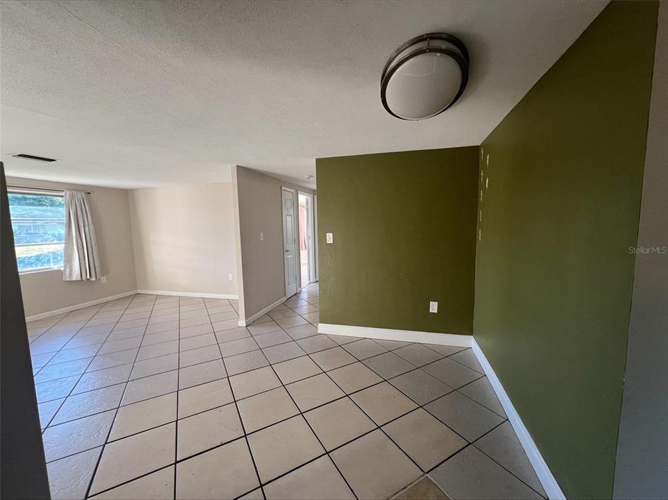 For Rent: $1,600 (3 beds, 1 baths, 1003 Square Feet)