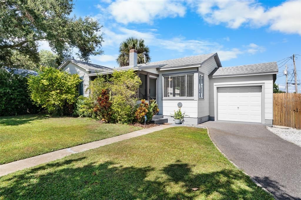 For Sale: $394,999 (2 beds, 1 baths, 875 Square Feet)