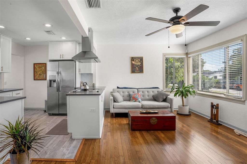 For Sale: $394,999 (2 beds, 1 baths, 875 Square Feet)