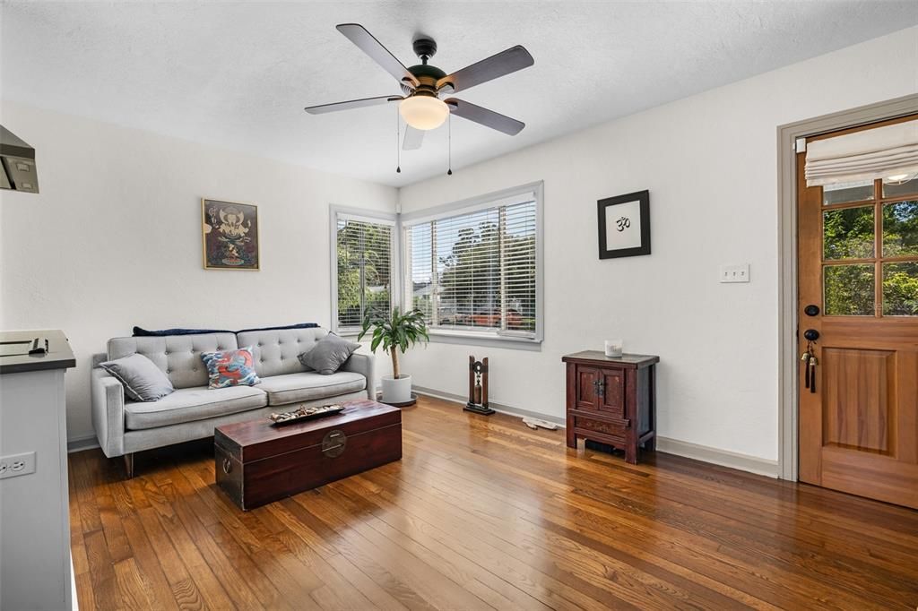 For Sale: $394,999 (2 beds, 1 baths, 875 Square Feet)