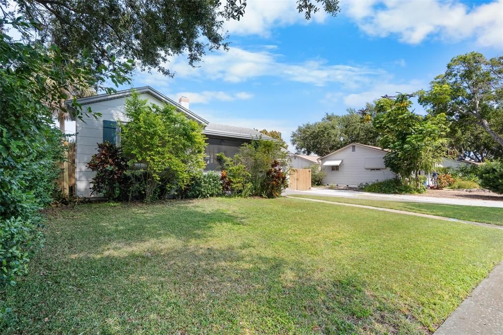 For Sale: $394,999 (2 beds, 1 baths, 875 Square Feet)