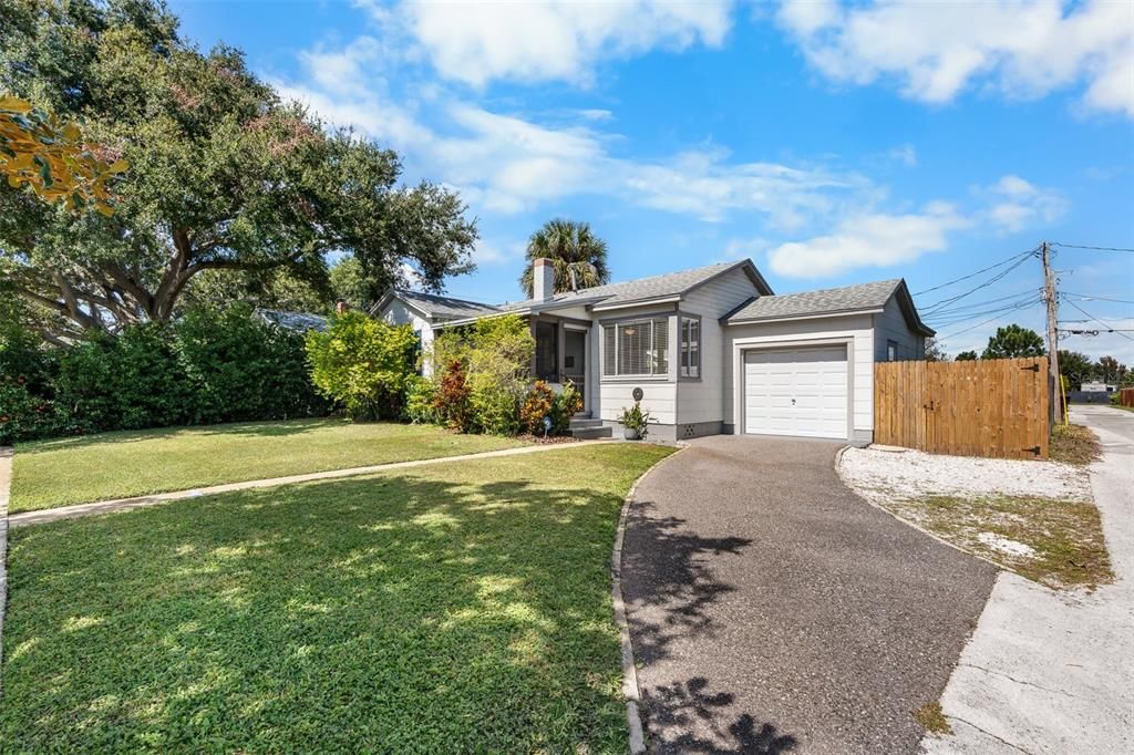 For Sale: $394,999 (2 beds, 1 baths, 875 Square Feet)