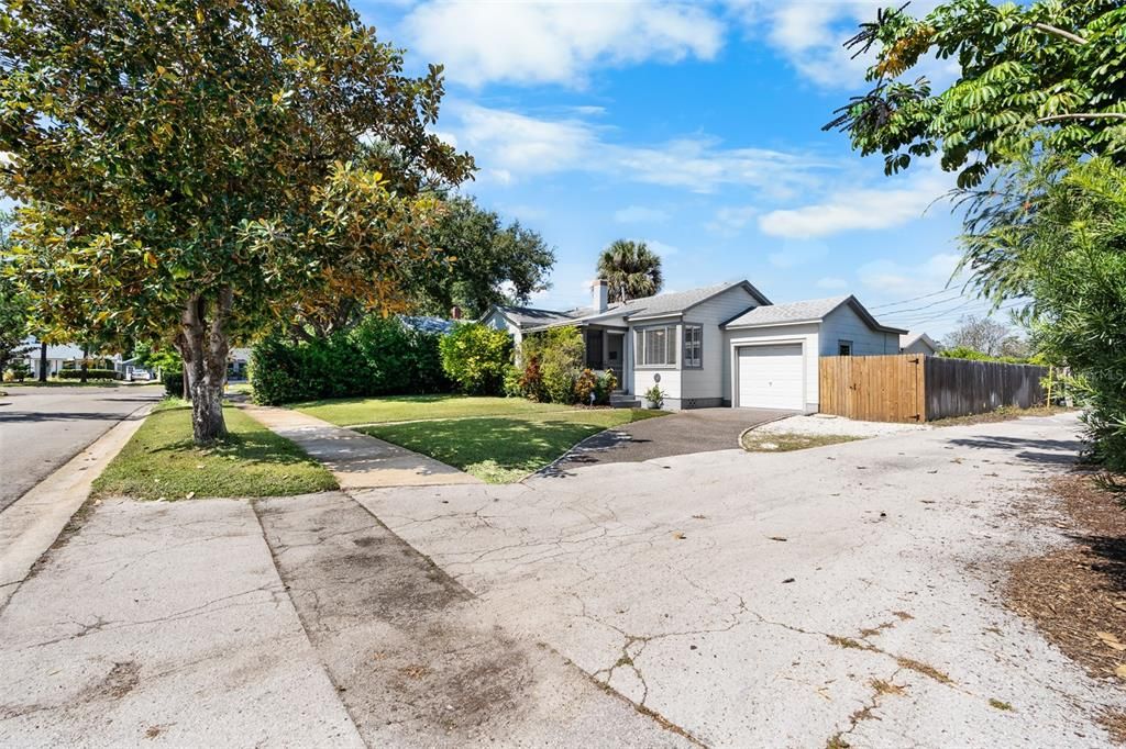 For Sale: $394,999 (2 beds, 1 baths, 875 Square Feet)