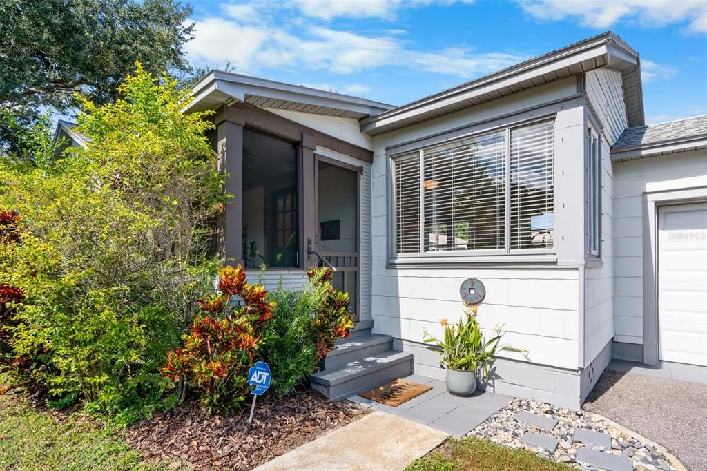 For Sale: $394,999 (2 beds, 1 baths, 875 Square Feet)