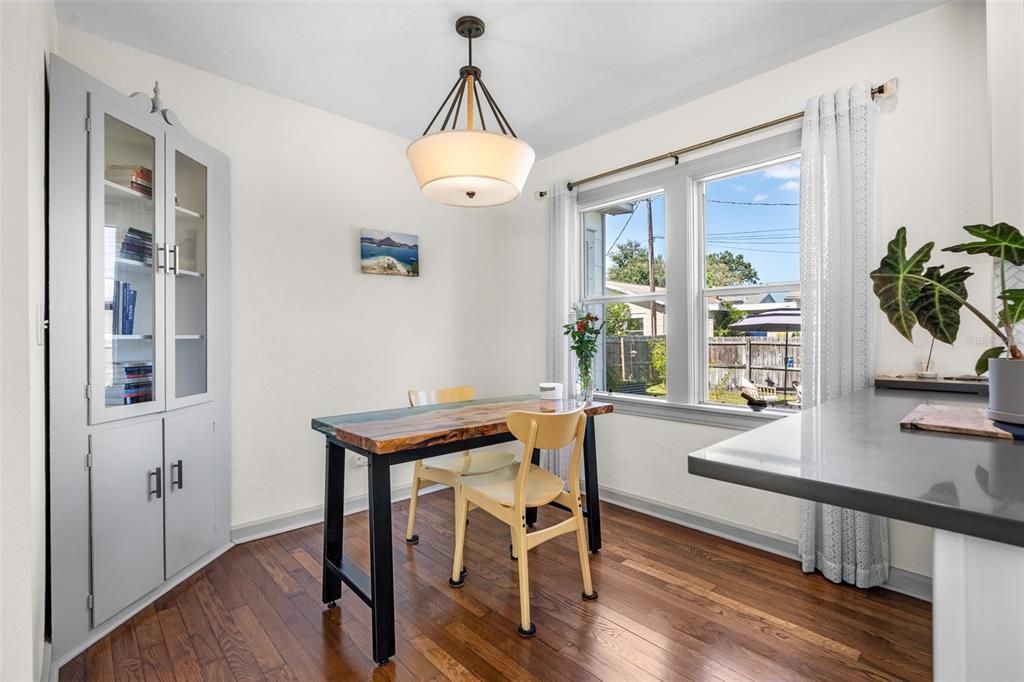 For Sale: $394,999 (2 beds, 1 baths, 875 Square Feet)