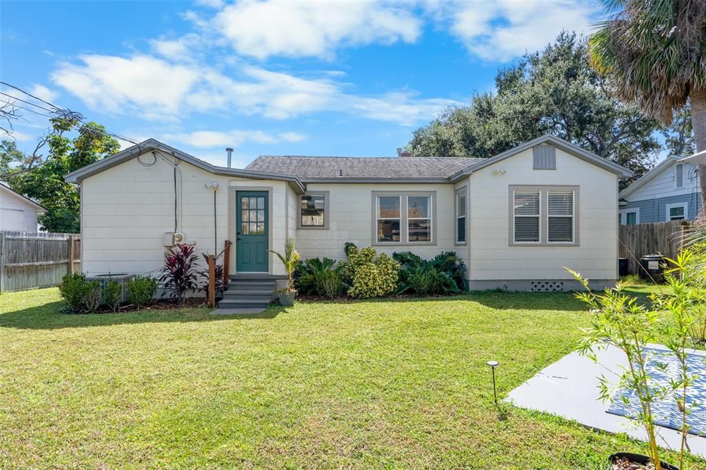 For Sale: $394,999 (2 beds, 1 baths, 875 Square Feet)